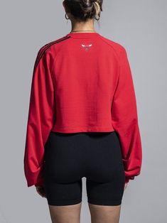 Looking for a stylish and comfortable way to show off your team spirit? Look no further than the Qoreware Team Crop Top. Our crop top is made from high-quality materials, ensuring that you stay comfortable while supporting your team. The top features a sleek and modern design, making it perfect for pairing with yoga pants, high-waisted jeans or skirts. Show off your body curves and create a perfectly proportioned effect. - Unique fabric blend including modal made from birch trees - 58% Cotton, 3