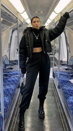 Black Joggers Outfit, Mode Monochrome, Winter Jacket Outfits, Puffer Jacket Outfit, Tokyo Street Fashion, Joggers Outfit, Black Puffer Jacket, Looks Black, Looks Street Style