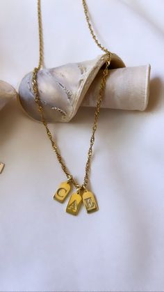 "14K GOLD Initial TAG Necklace , Dainty Initial Necklace , Custom Letter Pendant Necklace , Gift for Mom , Bridesmaid Gift ,  Christmas Gift 📌 Handmade  item 📌Materials: 14K Gold , Silver 📌Free Shipping 📌Waterproof 📌*Hypoallergenic You can wear gym, pool, shower or everywhere . 📌Anti tarnish  MATERIAL & SIZES ** Twist Chain : 14K Gold Plated Brass Chain ** Dainty Chain :14K Gold Filled over Stainless steel ------------------  If you would like to SILVER TAG INITIAL NECKLACE , follow the link below.  https://www.etsy.com/valentinajewelstudio/listing/1511697601/silver-tag-initial-necklace-dainty EXPEDITED SHIPPING At checkout, you have the option to choose faster shipping in the drop down menu. Ship times do NOT include production times [please see above]. If you need it sooner, select Dainty Brass Necklaces With Initial Pendant, Dainty Initial Pendant Necklace, Tarnish Resistant, Dainty Initial Pendant Jewelry, Tarnish Resistant, Gold-tone Initial Pendant Necklace For Gifts, Gold-tone Chain Necklace With Initial Pendant For Gift, Initial Tag Necklace, Dainty Initial Necklace, Letter Pendant Necklace, Gold Initial