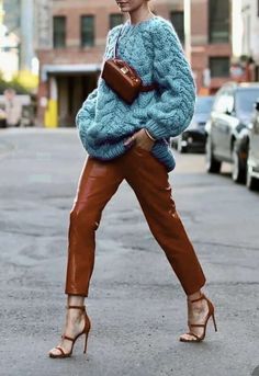 Red Color Blocking Outfits, Mexico City Street Style, Lederhosen Outfit, Walking Down The Street, Atlantic Pacific, Color Blocking Outfits, Moda Chic, Brown Pants, Red Pants