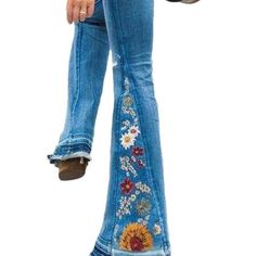 Behold The Marvel Of Fashion Engineering - These Wide Leg Denim Jeans Are The Perfect Blend Of Chic And Comfy! Intricately Embroidered With Blooming Flowers, They're Sure To Rock Any Occasion. Trust Us, Fashionistas, You Don't Wanna Miss Out On These! Made Of 70% Cotton And 30% Polyester. 70s Flare Jeans Outfit, Funky Jeans, Denim Retro, Basic Blouses, Floral Jeans, Upcycle Jeans, Sewing Diy, Baroque Style, Bell Bottom Pants