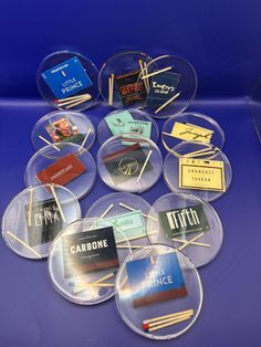 many matches are placed on top of each other in clear plastic holders with different types of matchsticks sticking out of them