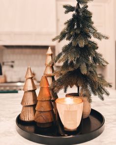 Neutral Christmas Decor, Cozy Christmas Decor, Modern Christmas Decor, Christmas Decor Inspiration, Christmas Themes Decorations, Christmas Inspo, Minimalist Christmas, Christmas Decorations For The Home, Boho Christmas