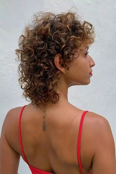 Short Curly Hair Color Ideas Highlights, Short Curly Hair Highlights, Wolf Cut Curly Hair, Curly Balayage Hair, Cut Curly Hair, Short Hair Color Ideas, Rocker Hair, Curly Pixie Haircuts