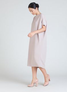 Elegant Daywear Dresses With Side Slits, Chic Daywear Dresses With Side Slits, Spring Daywear Dresses With Draped Sleeves, Elegant Oversized Short Sleeve Midi Dress, Chic Daywear Dress With Pleated Back, Chic Oversized Short Sleeve Dresses, Chic Oversized Knee-length Dresses, Elegant Oversized Spring Dress, Button Back Dresses For Daywear