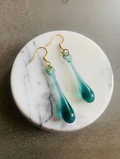 Hand blown teal green drop shaped glass earrings.  The earring hooks are made of 14K gold plated stainless steel and are hypoallergenic. They will not tarnish or discolour with time.  All earrings are created by melting borosilicate glass rods using a torch and annealed in a digitally controlled kiln for long-lasting durability. Due to the unique nature of this jewellery, earrings will be very similar but not exactly identical. Cheap Glass Dangle Earrings, Minimalist Green Teardrop Earrings, Glass Drop Earrings, Teal Green, Glass Earrings, Jewelry Inspo, Minimalist Earrings, Minimalist Jewelry, Hand Blown