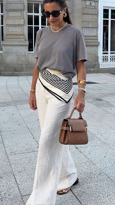 Linen Work Outfit, Paris Summer Outfits 2024, Euro Summer Outfit 2024, Elegant Women Outfit, Italian Women Style, Look Office, Scarf Trends, Chic Summer Style, Ways To Wear A Scarf