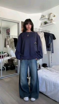 Cute Wide Leg Jeans Outfits, Oversized Autumn Outfit, Wide Leg Autumn Outfits, Oversized Jeans Aesthetic, Baggy Fall Outfits Aesthetic, Wide Leg Denim Outfit Fall, Winter Fit Korean, Uni Fits Autumn, Baggy Jeans Outfit Streetwear