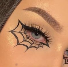 Halloween Make Up Woman Easy, Simply Halloween Makeup, Halloween Mackup Ideas Easy, East Halloween Makeup Ideas, Spider Themed Makeup, Hallowen Meka Up, Fun Halloween Makeup Looks Easy, Small Halloween Makeup, Make Up Halloween Easy Makeup Ideas