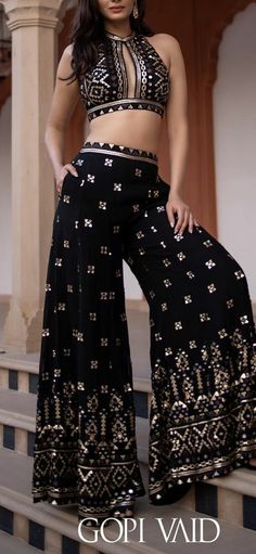 Traditional Fusion Wear, Edgy Indian Outfits, Festive Indian Outfit, Black Navratri Outfit, Navratri Outfits Ideas Indo Western, Navratri Fusion Outfits, Indo Western Outfits Casual, Navratri Outfits Ideas, Indowestern Outfits