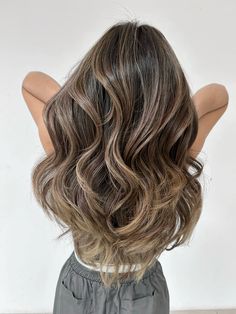 balayage hair #balayage #hairstyles #hairinspo Dark Hair Balayage Blonde, Balayage Hair Warm Blonde, Beige Brunette Balayage, Balayage Hair Dark Roots, Braided Balayage, Balayage Hair Brown, Boliage Hair, Highlight Balayage