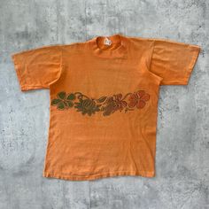 (Refer to measurements below for sizing not tagged size) Measurements: pit to pit-19" length-23.5" Retro Orange Crew Neck T-shirt, Acid Wash Short Sleeve T-shirt With Vintage Print, Vintage Acid Wash Cotton T-shirt, Acid Wash T-shirt With Vintage Print And Short Sleeves, Vintage Orange Short Sleeve T-shirt, Vintage Crew Neck T-shirt With Screen Print, Vintage Acid Wash Short Sleeve T-shirt, Vintage Orange Tops With Retro Print, Retro Acid Wash Cotton T-shirt