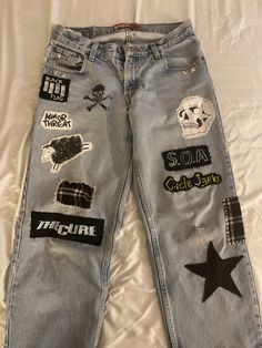 Patches On Pants Ideas, Pants Paint Design, Jean Patches Ideas Punk, Baggy Patch Pants, Grunge Patch Pants, Punk Patchwork Pants, Patches Pants, Pants Upcycle, Diy Punk Clothes