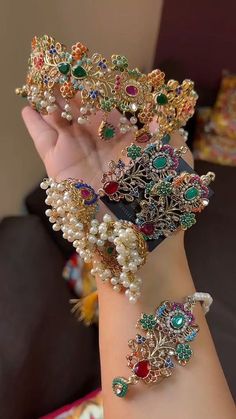 Elegant Indian Gold Jewelry: Timeless Beauty ✨ #IndianGold #JewelryIcon Bridal Jewellery Indian Royals, Indian Bride Jewelry, Wedding Flower Jewelry, Indian Gold Jewelry, Bridal Jewellery Inspiration, Wedding Jewelry Sets Bridal Jewellery, Pakistani Bridal Jewelry