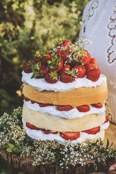 a cake with strawberries on top and the words strawberry elderflower cake below it