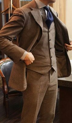 The 5 Basic Suits That You Must Absolutely Own If You Are A Professional Tweed Tuxedo, Gentlemen's Lounge, Tuxedo For Wedding, Men Suits Prom, Wedding Suit For Men, Story Themes, Gentleman Mode, Tweed Men, Printed Hoodies Sweatshirts