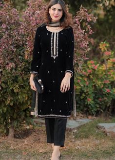 Velvet Kurtis Design, Black Suit Designs, Designing Dress, Kurti Pants, Luxury Pret, Designer Party Dresses