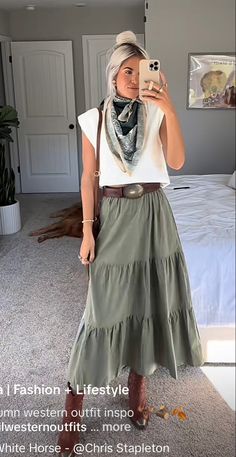 Western Outfits Women Old Fashioned, Easter Women Outfits, Southern Style Women, Cute Modest Western Outfits, Rodeo Outfits Modest, Broom Skirt Outfit, Realtor Outfits Summer, Current Womens Fashion Trends, Western Outfits Business Casual