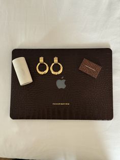 ROSI CASE – Heaven Mayhem Luxury Cognac Cases, Leather Laptop Case, Brooch Necklace, Laptop Cases, Leather Laptop, Essential Bag, Macbook Case, Match Making, Laptop Case