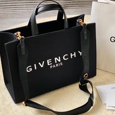 Givenchy s22 latest tote bag, all-steel hardware bag, waterproof canvas, practical and versatile, super large capacity and simple and elegant bag design looks simple and fashionable~
Large size: 37*13*26cm Big Designer Bags, Lv Purse, Lv Shoes, Elegant Bags, Lv Handbags, Lv Belt, Lv Wallet, Purple Bags, Bag Design