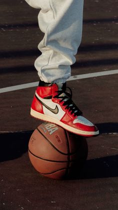 Basketball Sneakers Men, Basketball Shoes Wallpaper, Sneaker Wallpaper, Wallpaper Jordan, Sneakers Under 100, Basketball Jordan, Nike Poster, Michael Jordan Pictures, Sneakers Wallpaper