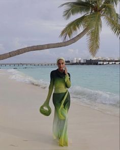 Modest Summer Beach Outfits, Beach Dress Hijab, Beach Hijab Outfit Ideas, Green Beach Dress, Hijabi Beach Outfit, Hijab Beach Outfit, Hijabi Beach, Beach Outfit Hijab, Modest Beach Outfit