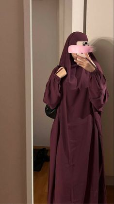 The most versatile piece one could find!Jilbabs are not only the perfect prayer wear but also perfect to run errands and also for brunch dates with your girl gang!Made from the most comfortable, softest and extremely summer friendly fabric, this piece is a must have!Fabric- Korean Nida FREE SIZE Niqabi Outfit Ideas, Jilbab Outfits, Islamic Modest Fashion, Estilo Hijab, Stylish Hijab, Mode Turban, Hijab Trends, Modest Fashion Hijab, Muslim Fashion Hijab Outfits