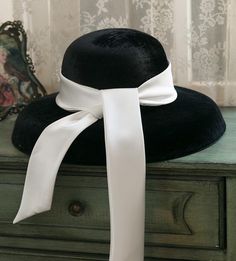 Elegant Black Hat With Flat Crown, Elegant Black Hat With Round Crown, Elegant Black Luxury Cloche Hat, Luxury Victorian Brimmed Hat, Vintage Black Hat With Flat Crown, Vintage Audrey Hepburn, 1950s Hat, Black Velvet Ribbon, Straw Hat Beach