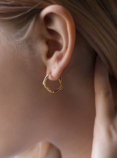 These nature inspired laurel branch hoop earrings are romantic and chic.Earrings are made of 925 sterling and adorned with sparkling zirconia. Pierced earring with butterfly fastening. Wear them alone or in combination with other minimalist earrings. Laurel Branch, Chic Earrings, Olive Branch, Minimalist Earrings, Earings Piercings, Nature Inspired, Gold Vermeil, Ear Cuff, Nature Inspiration