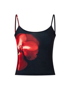 Meet the Rosa Cami, a super flattering cut cami top featuring a red hued pansy flower on a contrasting black background. The print was made in house by Millie using a special technique called Lumen printing. Fama and Alice wear a size XS Fabric: 100% Recycled Polyester Made in London VIEW SIZE GUIDE HERE THIS PIECE IS ON PRE-ORDER AND WILL SHIP WITH IN 14-21 WORKING DAYS We do not accept returns/refunds but will happily exchange sizes or give store credit. Any questions please email, hello@milli Ty Core, Club Streetwear, Crop Top Aesthetic, Tøp Aesthetic, Estilo Hippy, Mode Hippie, Mode Zara, Slim Fit Crop Top, Backless Crop Top