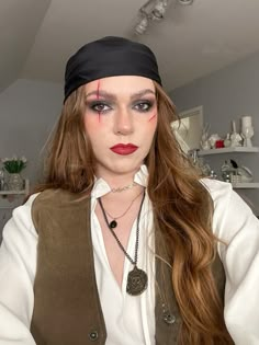 Pirate jack sparrow Halloween makeup Pirate Look Women, Halloween Costumes Pirate Makeup, Cool Pirate Costume, Pirates Costume Makeup, Pirate Makeup With Scar, Pirate Makeup Aesthetic, Make Up Pirate Woman, Pirate Halloween Makeup Women