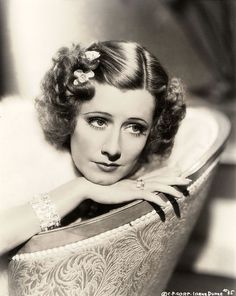 Irene 1930 Hair, Irene Dunne, 1920s Hair, Glenn Close, Kirk Douglas, Classic Movie Stars, Look Retro, Pin Curls