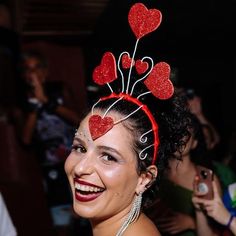 A deusa do Amor ta diferente! Headpiece Diy, Instagram S, Tiara, Headpiece, Diva, Halloween, On Instagram