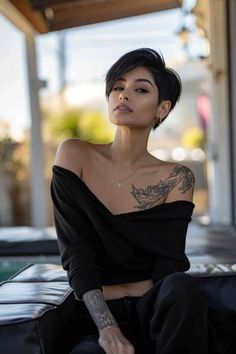 Short Hairstyles Dark Hair, Medium Pixie Hairstyles, Short Haircut Black Hair, Pixie Hair Outfits, Pixie Haircut Women, Short Hair Outfit, Colored Pixie Cut, Dark Pixie Cut, Black Short Hair