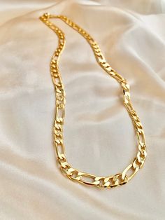 This is a shiny 18k gold filled 6mm flat figaro chain necklace.  D E T A I L S  Listing is for one 6mm flat figaro chain necklace  Material: 18k Gold Filled H O W ∙ T O ∙ O R D E R 1st DROP DOWN * choose the size A B O U T ∙ B B B ∙ Full Shop: baublesbybets.etsy.com Policies: www.etsy.com/shop/baublesbybets/policy  Jewelry Care: www.etsy.com/shop/baublesbybets/policy  C U R R E N T ∙ P R O D U C T I O N ∙ T I M E S All items are made to order. Please check the top of our announcement page for the most up to date production and delivery times. If you need it sooner, please send us a message on Etsy :) S H I P P I N G  The product will be securely packaged to ensure that it should not have any issues during shipping. Baubles By Bets is not responsible for lost or stolen items once shipped. P Figaro Chain Necklace, Heart Symbol, Christmas Gift For Mom, Unisex Necklace, Figaro Chain, Toggle Bracelet, Figaro Chains, Mom Boss, Christmas Gifts For Mom