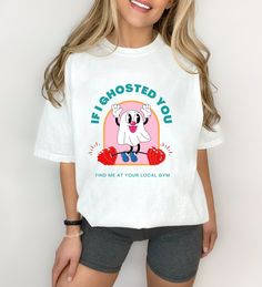 ️👻IF I GHOSTED YOU, FIND ME AT YOUR LOCAL GYM👻❤️🏋🏽 We may all be guilty of ghosting, or victims of being ghosted 😭 Either way, you know you'll be in the gym repping out your sadness and pushing through your tears! This shirt is a cute retro design for anybody who would rather be at the gym than their own home 💗 👕ABOUT THE SHIRT👕 The unisex heavy cotton tee is the basic staple of any wardrobe. It is the foundation upon which casual fashion grows. The specially spun fibers provide a smooth surface and there are no side seams mean there are no itchy interruptions under the arms. The shoulders have tape for improved durability. - 100% cotton (fiber content may vary for different colors) - Medium fabric (5.3 oz/yd² (180 g/m²) -Classic fit -Tear-away label - Runs true to size - Unisex si Gym Rat Shirt, Funny Crew Neck Gym Tops, Funny Gym Tops With Crew Neck, Funny Print Crew Neck Top, Fun Sports Graphic Print Tops, Fun Sports Crew Neck Tops, Fun White Sports T-shirt, White Sports Tops With Front Print, White Sports Top With Front Print