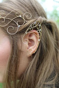 These are my high elf ear cuffs, they are taller than the other elfin cuffs I offer. These ear cuffs are super lightweight so as not to weigh you down during your magical adventures. They're also perfect for those without pierced ears.  Materials: These are made with permanently gold coloured copper wire and crystal beads. Fit: Each pair is adjustable, you just have to gently play with the wire by widening the opening the piece on the back. Also the curls on both ends can be loosened or tightene Elf Ear Accessories, Elf Ears Accessories, Fairy Custome Ideas, Elf Ear Earrings, Gold Elf Ear Cuff, Nature Elf Outfit, Fairy Ears Aesthetic, Elven Ear Cuffs, High Elf Cosplay