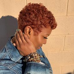 The Cut Life on Instagram: “love this color & curls via @salonchristol ❤️❤️ . . stylists, email info@livethecutlife.com for features!! . . #thecutlife #dmvhairstylist…” Chop Hairstyles, Short Natural Curls, Short Textured Hair, Tapered Natural Hair, Tapered Hair, Natural Blonde, Finger Waves