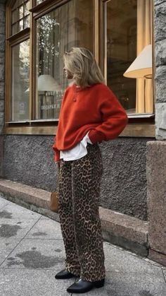 Leapord Jeans Outfits, Style Leopard Pants, Cheetah Jeans Outfit, Leopard Trousers Outfit, Leopard Print Trousers Outfit, Animal Print Pants Outfit, Leopard Jeans Outfit, Leopard Pants Outfit, Eclectic Clothing Style