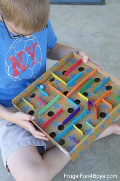 Marble Labyrinth, Studio Seni, Labyrinth Game, Cardboard Box Crafts, Seni Dan Kraf, Diy Projects For Kids, Diy Games, Building For Kids, Cardboard Crafts