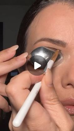 Saïda Boubellal on Instagram: "Cut crease a la cuillère !
#makeup #tutorial #cutcrease #makeupfête #hudabeauty @hudabeauty @hudabeautyshop #prettygrungepalette" Make Up Techniques, Crease Makeup, Anti Aging Makeup, Cut Crease Makeup, Instagram Makeup, Cut Crease, Makeup Application, All That Glitters, Huda Beauty