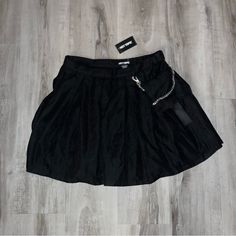 Hot Topic Black Cargo Pocket & Chain Pleated Skirt Nwt Size Large Black Cargo Pocket & Chain Pleated Skirt Need A Versatile Skirt For All Your Favorite Looks? This Black Pleated Skirt Has A Detachable Cargo-Style Pocket With Chain For You To Move Or Remove. Featuring Belt Loops And A Side Zipper Closure. 65% Polyester; 35% Rayon Wash Cold; Dry Low (Remove Pocket And Chain When Laundering) Imported Listed In Junior Sizes Model Wears Size Small; Length: 16 1/2" Edgy Mini Skirt With Pockets For Party, Edgy Party Mini Skirt With Pockets, Skirts Hot, Black Plaid Skirt, Blue Plaid Skirt, Red Suspenders, Chain Skirt, Buckle Skirt, Punk Skirt