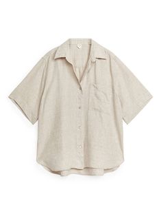 Linen Resort Shirt - Undyed - ARKET WW Chic Airport Outfit, Comfy Travel Outfit, Perfect Beach Bag, Breezy Outfit, Resort Shirt, Loose Hoodie, Dressed To The Nines, Direct Marketing, Airport Outfit