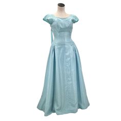 -MARKE: Markenlos, Handarbeit Vintage -GRÖSSE: moderne XS / S, nicht gekennzeichnet -FEATURES: Dieses atemberaubende hellblaue Kleid mit kleinem Rautenmuster hat eine klassische, märchenhafte Ballkleidform mit einem vollen Rock, einem U-Ausschnitt, einer taillierten Passform und einem Bogendetail auf der Rückseite. Vintage 1940er 1950er 1960er Ballkleid mit Paspel-Detail in der Taille und extra gerafften Falten an der Hüfte. Dies ist ein super seltenes, gut erhaltenes Stück. Wäre ideal für Absch Fairytale Ballgown, Black Tie Ball, Blue Ballgown, Wedding Pastel, Vintage Dresses 50s, 60s Vintage, Pastel Wedding, Prom Formal, Pattern Dress