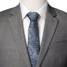 Elegante, seda y muy profesional, esta corbata azul presenta un patrón tradicional de Paisley tejido en hilos azules y grises.  Motifs florales y puntos de oro realzan el diseño, elevando una mirada clásica.  Esta corbata mantendrá su forma y mantendrá un nudo perfecto gracias a que está hecha a mano con 100% Seda duradera pero suave.  Una corbata versátil que se puede agregar a cualquier atuendo y usar tanto para ocasiones casuales como formales. Paisley Tie, Bar Studs, Gold Pin, Stud Set, Brand Collection, Blue Tie, Blue Ties, Floral Motifs, Paisley Pattern