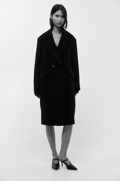 Calf-length  double-breasted coat in woven fabric. Notched lapels  buttons at front  and welt front pockets with flap. Lined. Fine Knit Cardigan, Puffer Coats, Bear Coat, Fluffy Jacket, Long Parka, Turtle Neck Jumper, Car Coat, Camel Coat, Winter Trends