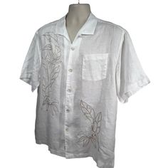 Tommy Bahama Relax Mens White Floral Embroidered Linen Button Front Shirt Large Pocket Coconut Buttons Lightweight Breathable. Great Pre-Owned Condition Gently Worn. Ships from smoke free home. Chest 24" Measured from pit - pit Length 30" Measured from bottom of collar Features: * Hawaiin Camp Shirt * All Seasons * Floral * Made in China * Machine Wash Size: Mens Large Condition: Great Pre-Owned Condition Floral Embroidered Collared Shirt For Vacation, Embroidered Collared Shirt For Vacation, Casual White Top With Relaxed Fit, Casual Embroidered Shirt Traditional Fit, Casual Embroidered Shirt With Traditional Fit, White Cotton Hawaiian Shirt With Button Closure, Casual Embroidered Shirt With Spread Collar, Classic Embroidered Short Sleeve Shirt, Classic Embroidered Summer Shirt