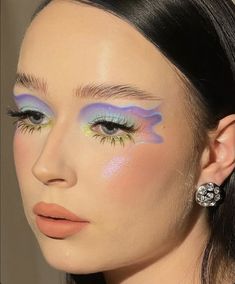 Creative Make Up Looks Art, Editorial Colorful Makeup, Fun Summer Makeup, Pride Looks Makeup, Swirly Makeup, Trippy Makeup, Aura Makeup, Make Carnaval