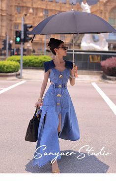 Shirt Dress Over Jeans, Terend2024 Style Spring, Elegant Denim Dress, Soft Denim Dress, Sophisticated Outfits Classy Chic Summer, Elegant Outfits For Summer, Summer Outfits Unique, Styling A Denim Dress, La Outfits Summer