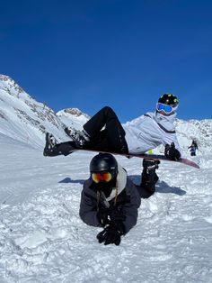 Winter| snowboard| mountain| ski trip| funny| bestfriends| aesthetic| instagram photo ideas Josh Chen And Jules Ambrose, Ski Pictures Ideas, Snowboard Pictures, Snowboard Aesthetic, Josh Chen, Jules Ambrose, Snowboarding Pictures